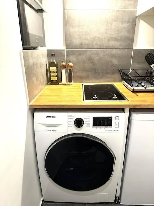 A Cozy Parisian Apartment Close To Eiffel Tower  Paryż